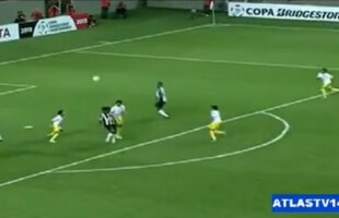 VIDEO Fără să privească! » Două pase uimitoare reuşite de Ronaldinho în Copa Libertadores