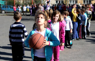 Pentru a elimina presiunea mediilor şi a încuraja practicarea sportului în şcoli, elevii ar putea primi doar calificative la educaţie fizică! Credeţi că este o idee bună?