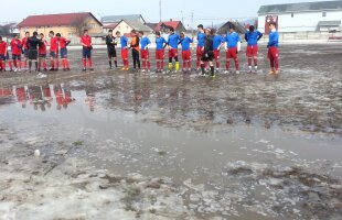 VIDEO&FOTO Haos la juniori » Condiţii dezastruoase: "Nu se poate aşa ceva, şi-au bătut joc de sănătatea copiilor!"