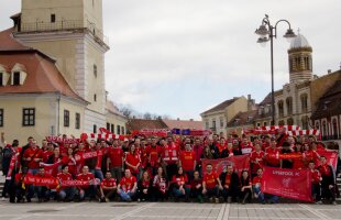 FOTO ŞI VIDEO Piaţa Sfatului Cormoranilor! Fanii lui Liverpool din România au făcut show la Braşov