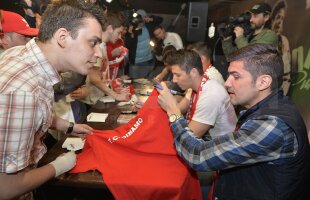 GALERIE FOTO » "Cîinii roşii" au dat autografe în Regie, cu gîndul la antrenor: "Ţălnar e susţinut inclusiv de vestiar, e o atmosferă foarte bună"