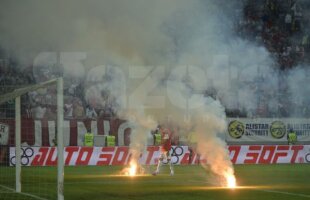 FOTO Nici un derby fără brichete » Dinamo - Steaua a fost oprit din cauza obiectelor aruncate din tribună