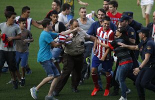 FOTO&VIDEO Nebunie la Madrid » Sute de fani ai lui Atletico au invadat terenul la prezentarea lui Villa