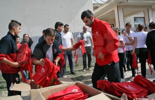 FOTO Dinamoviştii au împărţit ghiozdane, rechizite şi apă în comuna lui Bute