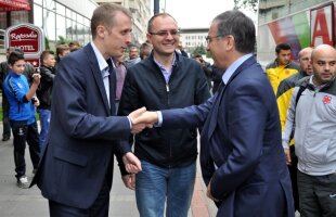 FOTO Şi primarul e fan Steaua! » Steliştii au fost asaltaţi de suporteri la sosirea la Botoşani