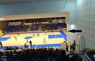 FOTO Încă o minune marca România » Sala Sporturilor din Ploieşti, în care spectatorii nu văd tot terenul de joc, completează lista investiţiilor aberante din sport