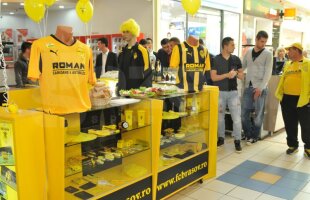 FOTO Jucătorii braşoveni au fost prezenţi la inaugurarea standului oficial al clubului, dintr-un hypermarket