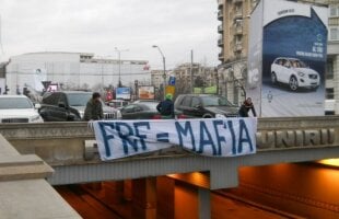 62 de suporteri români au fost reţinuţi de jandarmi pentru bannere anti FRF » Vor fi eliberaţi abia după meci!