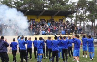 FOTO şi VIDEO La ultimul antrenament al echipei înaintea derby-ului Craiovei, fanii Universităţii au cîntat şi au ars fularul marii rivale