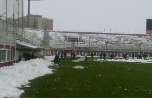 Cristescu şi galeria au deszăpezit stadionul înainte de meciul cu Berceni: "Am pus şi eu mîna pe lopată, nu mi-e ruşine"