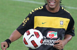 FOTO Poza zilei: haremul lui Ronaldinho » Superstarul a arătat de ce a ales să rămînă în Brazilia :)