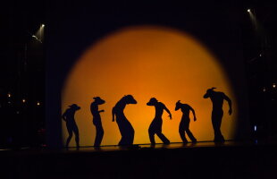 Sfideaza legile fizicii pentru a recrea Statuia Libertăţii din corpurile lor » Pilobolus Dance Theater vine la Bucureşti!