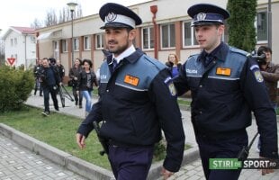 FOTO Feriţi-vă, Cadu ameninţă cu pistolul! :D » Căpitanul de la CFR Cluj s-a jucat de-a poliţistul, apoi a devenit antrenor