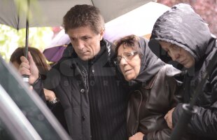 UPDATE FOTO Gică Popescu, eliberat pentru o zi » Fostul internaţional i-a primit în lacrimi pe foştii coechipieri la Calafat, la înmormîntarea tatălui său