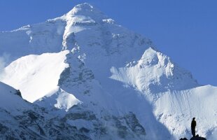 Veşti bune despre alpiniştii români care se aflau în ascensiune spre vîrful Everest! Au fost văzuţi coborînd spre tabăra de bază