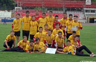 Juniorii D de la Dinamo au ieşit campionii Bucureştiul şi au fost premiaţi pe stadionul din Ştefan cel Mare!