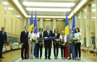 GALERIE FOTO » Spadasinii români au fost premiaţi, iar Ponta a repetat în lift să nu încurce spada cu sabia :D