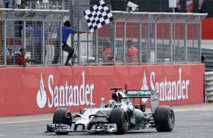 Lewis Hamilton a cîştigat la Silverstone o cursă care a fost întreruptă o oră » Liderul Nico Rosberg a abandonat