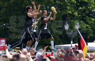 VIDEO Nemţii sînt razna :D Modul inedit în care au prezentat trofeul în Berlin