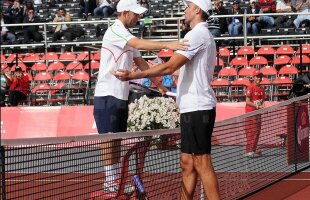 Îmbrăţişare de pe scaun » Moment haios la finalul unui meci de tenis de la Bogota