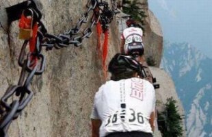 VIDEO Cît de nebun trebuie să fii? Cîţiva tineri văd moartea cu ochii de fiecare dată cînd ies să se plimbe cu bicicleta