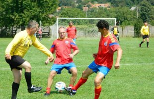 FOTO Au rămas tineri » Legendele echipei naţionale a României au făcut show la Brad