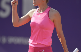 Simona Halep s-a calificat în sferturi după un duel echilibrat cu Lucie Safarova! Şi-a aflat viitoarea adversară!