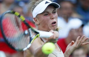 VIDEO "Poate ar fi cazul să mă tund!" » Faza zilei la US Open! Caroline Wozniacki şi-a prins părul în rachetă :D