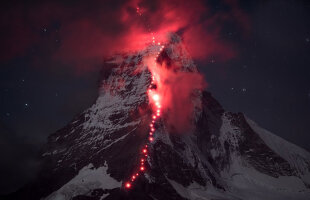 VIDEO şi FOTO Imagini fabuloase » Alpii "au luat foc" sub asediul a sute de alpinişti, într-un proiect fotografic grandios