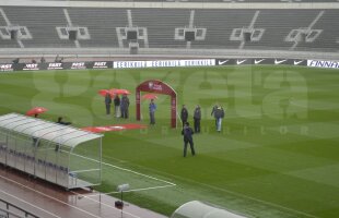 Ploaia continuă de la Helsinki atentează la calitatea gazonului înainte de Finlanda - România: "Nu călcaţi iarba!"