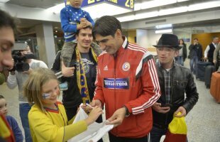 GALERIE FOTO Naţionala României a fost primită cu mult entuziasm pe aeroportul din Helsinki