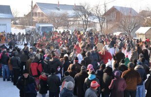 FOTO Urat şi plimbat cu sania! » Preşedintele Cornel Şfaiţer a fost sorcovit de întreaga localitate natală