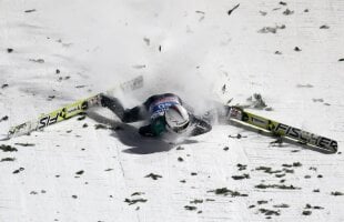 VIDEO + FOTO Momente de groază la Bischofshofen! Simon Ammann, căzătură teribilă » UPDATE: Sportivul şi-a revenit