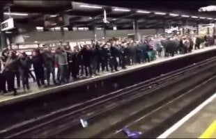 VIDEO Violenţe în Anglia » Fani ai celor de la Chelsea şi Tottenham s-au bătut la metrou