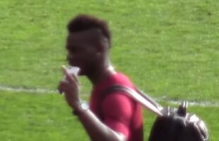 VIDEO Mario Balotelli şi-a ieşit din minţi » Fotbalistul a făcut gesturi obscene spre fanii lui Manchester United