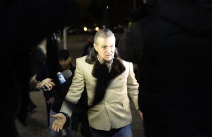 FOTO Steaua are un suporter de lux cu Petrolul » Gigi Becali a ajuns la stadion și a fost aplaudat de toți spectatorii