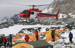 A fentat moartea a doua oară » Alpinistul român Alex Găvan a scăpat de avalanșele de pe Everest