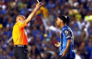 VIDEO Ronaldinho a "furat" mingea portarului advers și a înscris » Arbitrul a anulat golul și l-a scos din minți pe brazilian