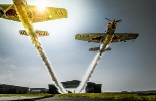 FOTO&VIDEO Zbor nebun de record mondial » Doi piloţi britanici au zburat în formaţie prin interiorul unui hangar!