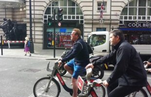 Terminatorul, pe bicicletă în Paris