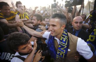 VIDEO+FOTO Haos în Turcia! Van Persie primit ca un rege de fanii lui Fenerbahce