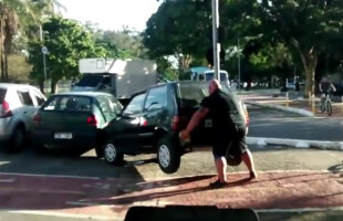 VIDEO Mai puternic decît Hulk! Bărbatul care ridică mașinile cu mîna pentru că blochează pista de biciclete