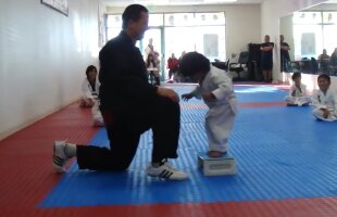 VIDEO Cel mai adorabil puști al zilei! Se chinuie zeci de secunde să treacă o probă Taekwondo