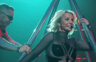 Britney Spears s-a făcut de rîs pe scenă, după ce costumul i s-a rupt în partea dorsală