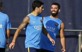 VIDEO Ce-a fost în mintea lor?! Pique și Arda Turan, la un pas să-i "rupă" pe Messi și pe Suarez!