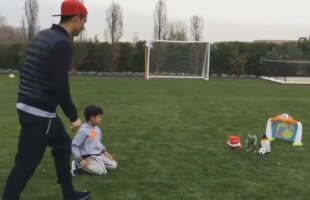 VIDEO Învățături de la maestru: Ronaldo și fiul lui exersează loviturile libere