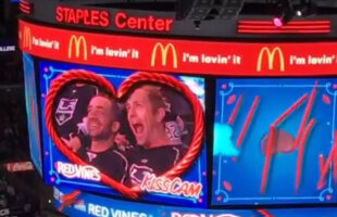 VIDEO Premieră istorică: doi bărbați s-au sărutat la celebrul Kiss Cam din NHL! Reacția publicului e fabuloasă