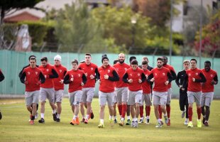 Unul dintre jucătorii doriți de Dinamo a făcut o vizită-surpriză în cantonamentul echipei : "Poate sînt viitorii mei colegi"