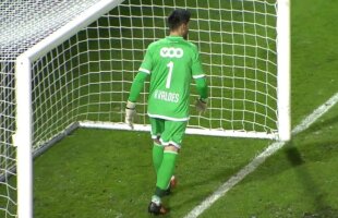 VIDEO Care Valdes? Fostul goalkeeper de la Barcelona s-a făcut de rîs » S-a alăturat și un coleg din defensivă :)