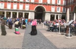 Video șocant publicat de spanioli » Gesturi inumane făcute de fanii lui PSV! Tratament umilitor la care au fost supuse mai multe cerșetoare din Madrid